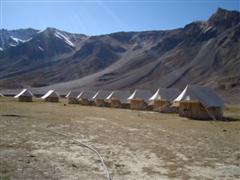 Het tentenkamp tussen de bergen