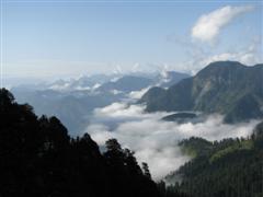 Vergezicht over de bewolkte bergen